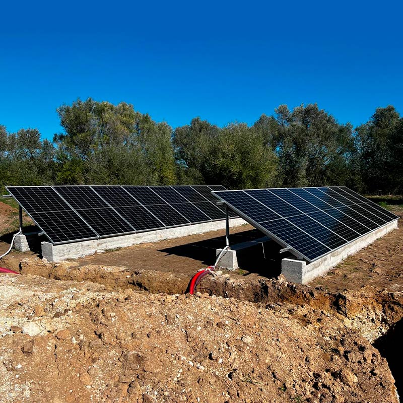 Instalación de placas solares en una casa de campo